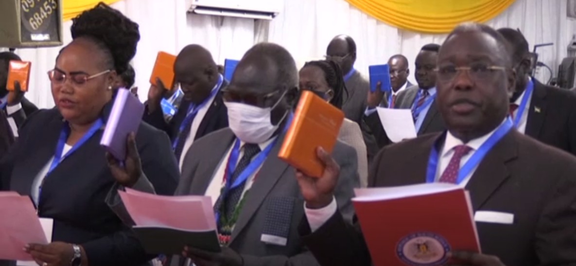 588 parlamentarios, delegados del partido gobernante y de exfacciones rebeldes , prestaron juramento en una ceremonia en Juba