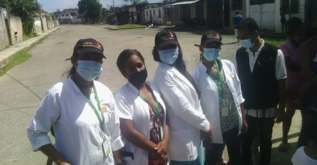 Afroamiga equipo médico en Morón