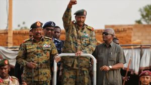 El general sudanés Abdel Fatah al Burhan el líder del golpe de Estado saluda a los partidarios en un mitin en Jartum
