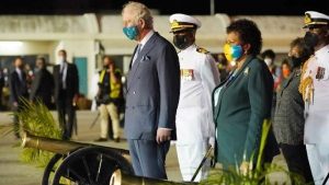 En la ceremonia que tendrá lugar en la noche de este lunes participará el príncipe de Gales, Carlos, heredero al trono británico y la presidente electa Sandra Mason