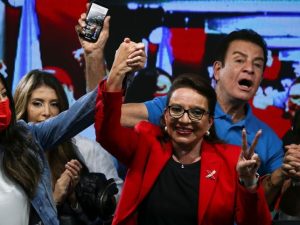 Xiomara Castro celebra tras el final de la jornada electoral en Honduras