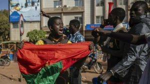 Manifestantes se toman las calles de la capital de Burkina Faso, Ouagadougou, el 22 de enero de 2022, para protestar por lo que consideran inacción del Gobierno para detener los ataques yihadistas que se extienden por todo el país y pedir la renuncia del presidente Roch Marc Christian Kabore. © AP/Sophie García