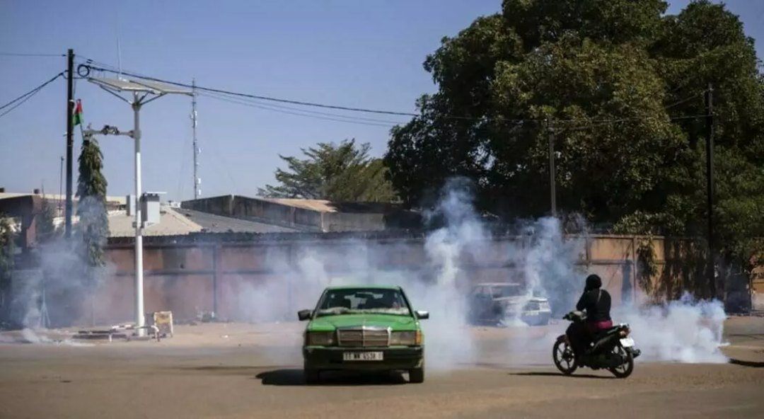 Decenas de soldados se paran frente a una base militar en la capital de Burkina Faso, Ouagadougou, el domingo 23 de enero de 2022. Los testigos informan de fuertes disparos en esta y otras bases militares, lo que genera temores de que se está produciendo un intento de golpe de Estado, que el Gobierno desestimó. © AP/Sam Mednick