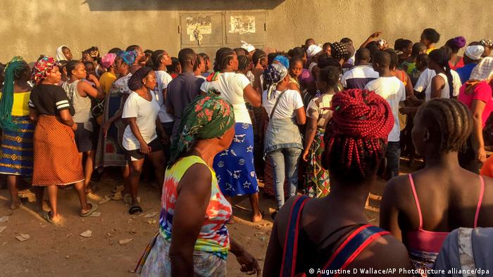 Familiares de las víctimas de la estampida en Monrovia Liberia esperan informaciones delante de un hospital