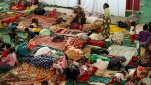 Civiles desplazados por el ciclón Ana y Batsirai encuentran refugio en un centro de evacuación en el vecindario de West Ankorondrano, Madagascar, el 5 de febrero de 2022. © Alkis Konstantinidis, Reuters
