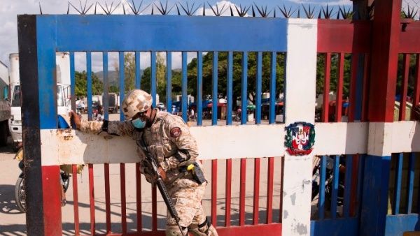 El muro tendrá unas 170 torres de vigilancia y control, 71 puertas de acceso y una verja física de hormigón armado y una estructura metálica de una altura de 3.90 metros. | Foto: EFE -