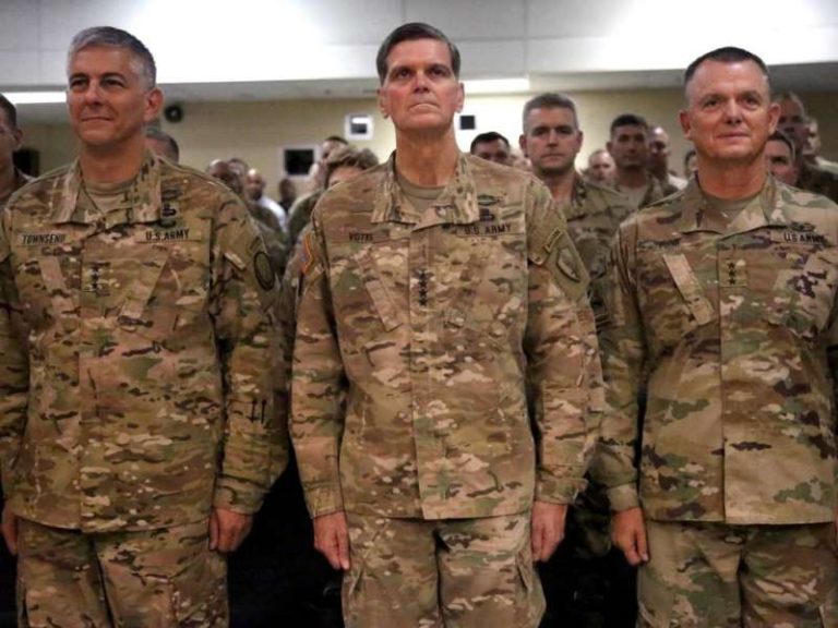 Esta imagen sin fecha obtenida del Departamento de Defensa de EE. UU. muestra al teniente general del Ejército de EE. UU. Paul Funk (derecha), al general Joseph L. Votel (centro) y al teniente general Stephen J Townsend. Ian Brown, Departamento de Defensa de EE. UU., AFP -