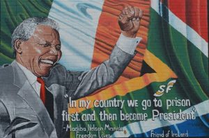 El dinero recaudado por la colección, inspirada en la orden de arresto original contra Nelson Mandela, se destinará a una organización que busca financiar la lucha por la democracia en el país. Foto referencial. Bit2me.com -