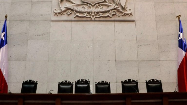 Vista de las banderas chilenas en el Congreso, en Valparaíso, Chile, el 9 de marzo de 2022. © AFP/Javier Torres -