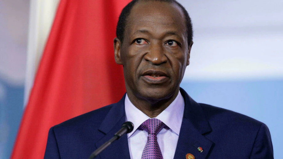 Archivo-El entonces presidente de Burkina Faso, Blaise Compaore, habla con los medios de comunicación tras una reunión con el presidente francés, François Hollande, en París, Francia, el 18 de septiembre de 2012. © AP/ Francois Mori