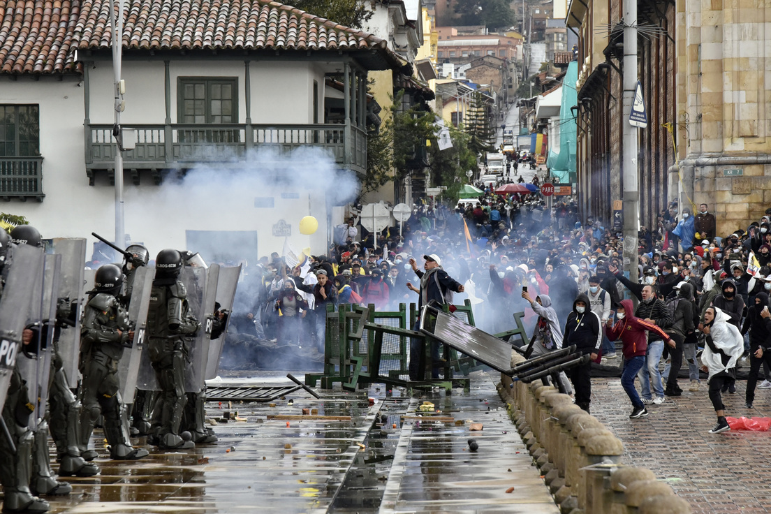 Manifestaciones chocan con policias antidisturbios en la Plaza Bolìvar del 28 de abril de 2021