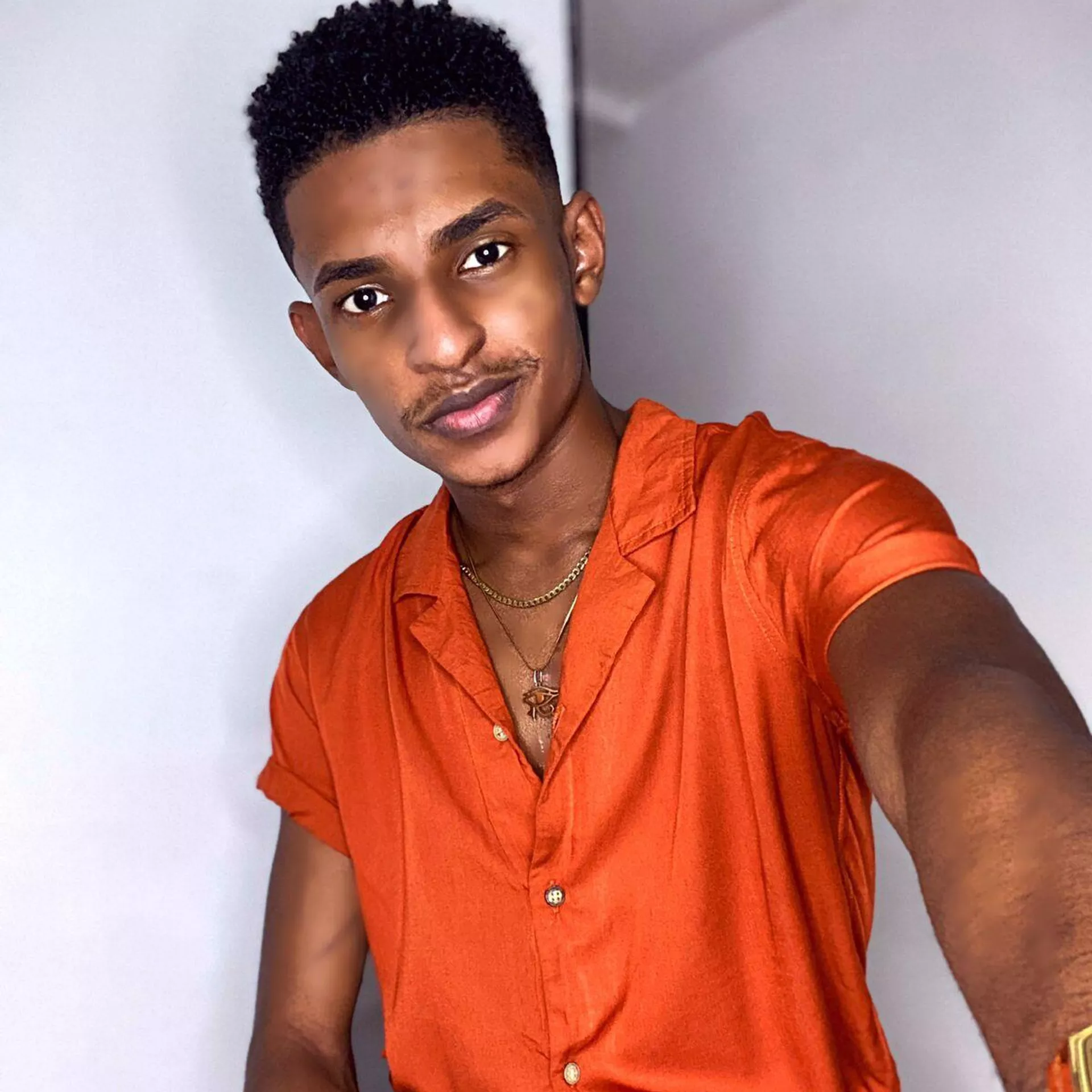 El diseñador de moda colombiano Esteban Sinisterra Paz