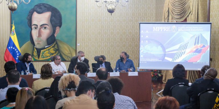 Luis Alberto Lamata con Yuri Pimentel y autores de la pelicula