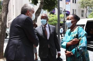 Vuceministro Pimentel recibiendo ministra de Kenia Mónica Juma