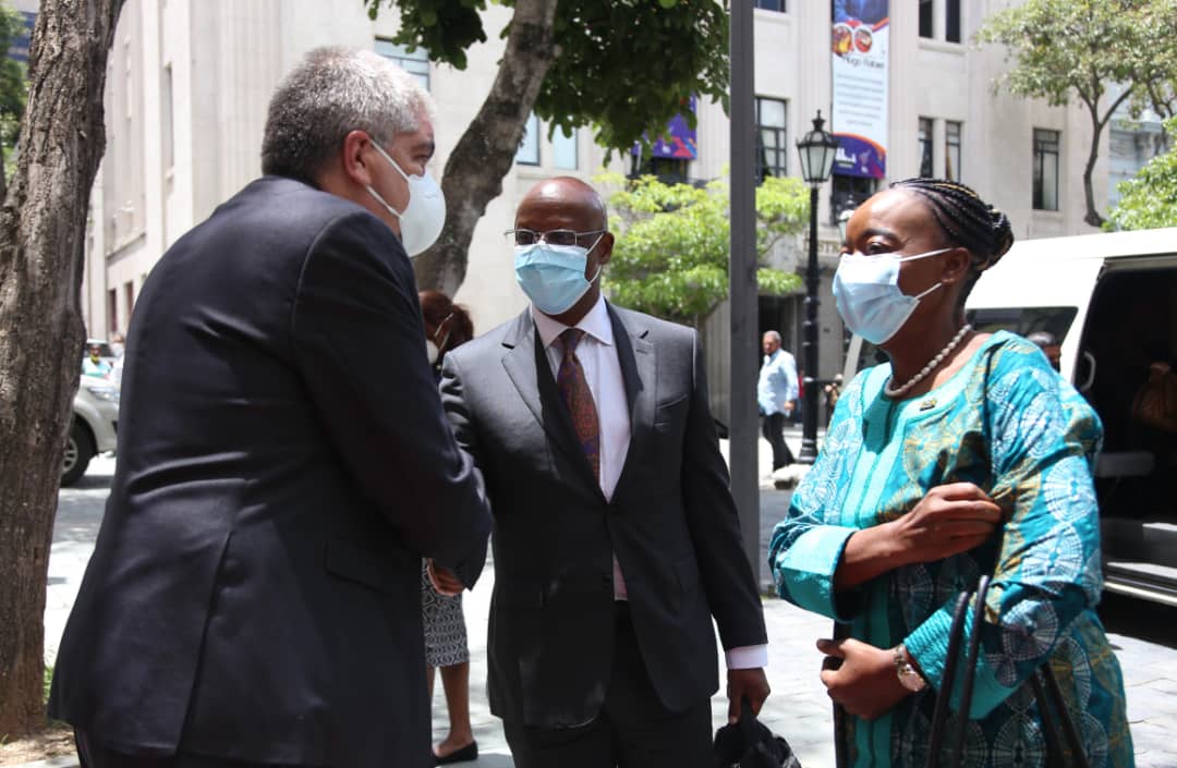 Vuceministro Pimentel recibiendo ministra de Kenia Mónica Juma
