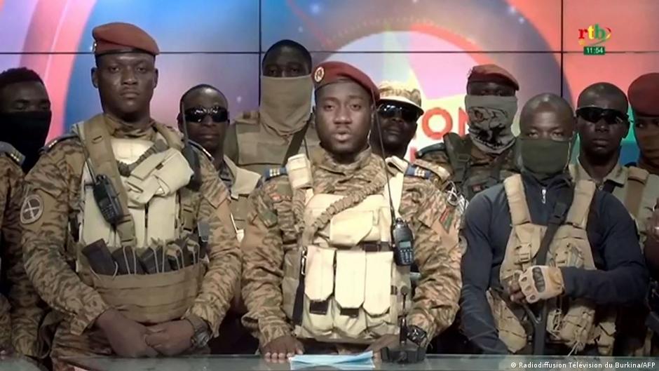 El portavoz de la nueva junta militar capitán Kiswendsida Farouk Azaria Sorgho anuncia el golpe el fin de semana pasado junto a Ibrahim Traoré izquierda