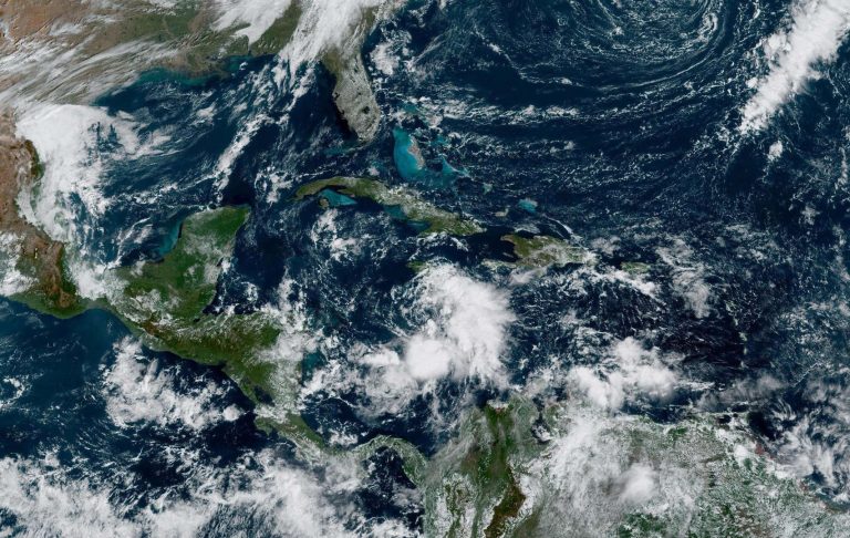 Lisa se hace huracán camino de Belice