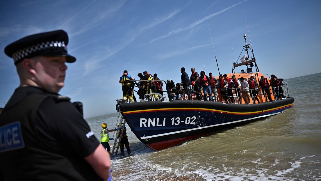  - El desembarco de indocumentados en la playa de Dungeness (Inglaterra), tras ser detenidos en el canal de la Mancha, el 15 de junio de 2022.Ben Stansall / AFP - 