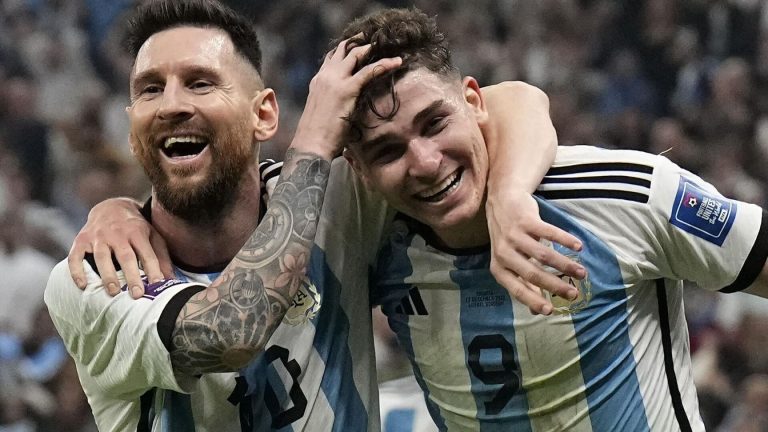 - Lionel Messi y Julián Álvarez vs. Croacia - Sputnik Mundo 1920 18.12.2022 AP Photo Martin Meissner -