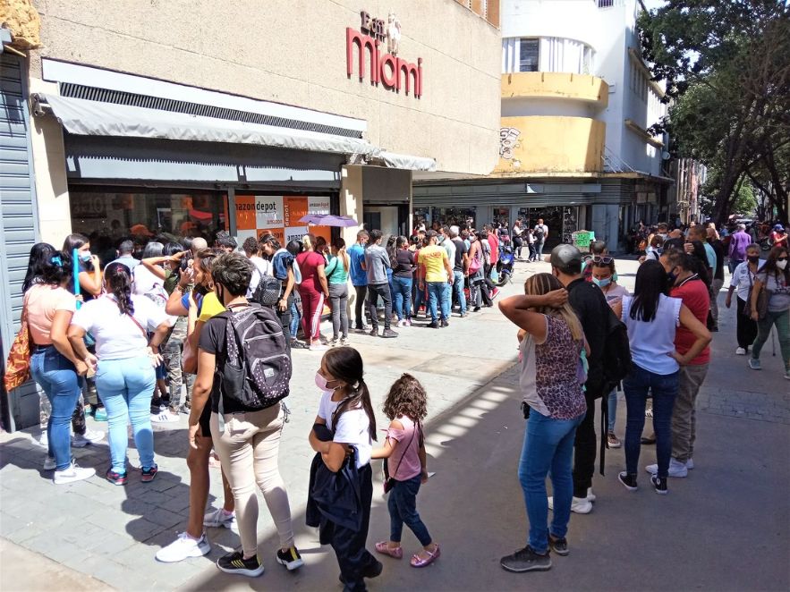 - Personas hacen largas filas para realizar compras en el centro de Caracas VenezuelaOrlando Rangel Y. RT -