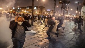 Policía reprime manifestación en Lima Perú