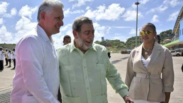  - En tierra sanvicentina, Díaz-Canel fue recibido por el primer ministro Ralph Gonsalves y la Gobernadora General, Susan Dougan. | Foto: Prensa Latina - 