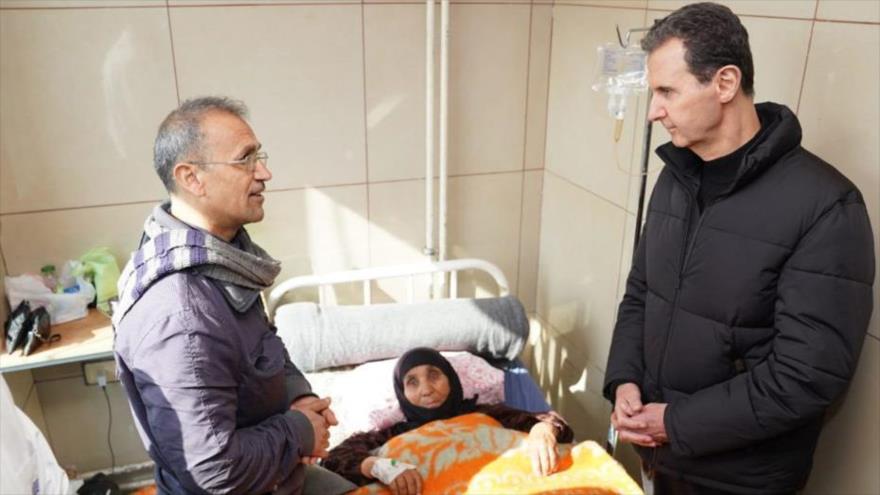 El presidente Bashar al Asad visita algunos sobrevivientes en el hospital de Alepo