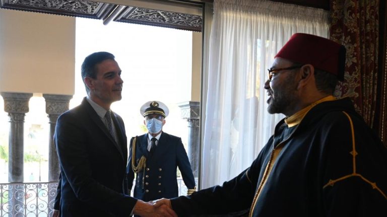 El presidente del Gobierno Pedro Sánchez durante su reunión con el Rey Mohamed VI en Rabat el pasado abril