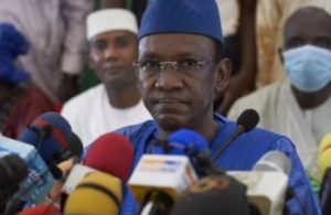 El primer ministro de transición de Malí Choguel Maiga (c)
