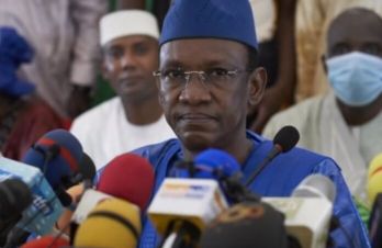 El primer ministro de transición de Malí Choguel Maiga (c)