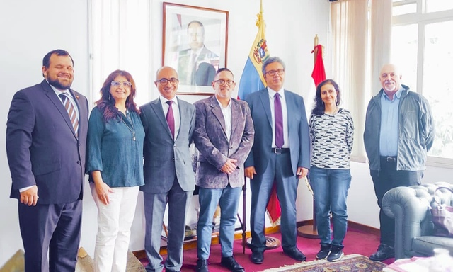 Profesores con las autoridades de la embajada de Egipto