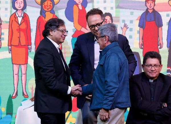 El presidente de Colombia Gustavo Petro saluda a Pablo Beltrán jefe negociador del Ejército de Liberación Nacional ELN