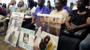 Las familias de Michael Corey Jenkins y Damien Cameron otro negro que murió bajo custodia se sientan juntas durante una audiencia 1 de junio de 2023