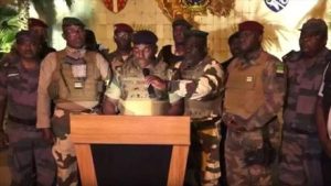 Un grupo de altos oficiales militares gaboneses anuncia la toma del poder después de la reelección del presidente Ali Bongo 30 de agosto de 2023jpg