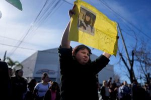 Una manifestante lleva un cartel en el que pide justicia por Morena Domínguez una niña de 11 años que murió por un robo en Buenos Aires