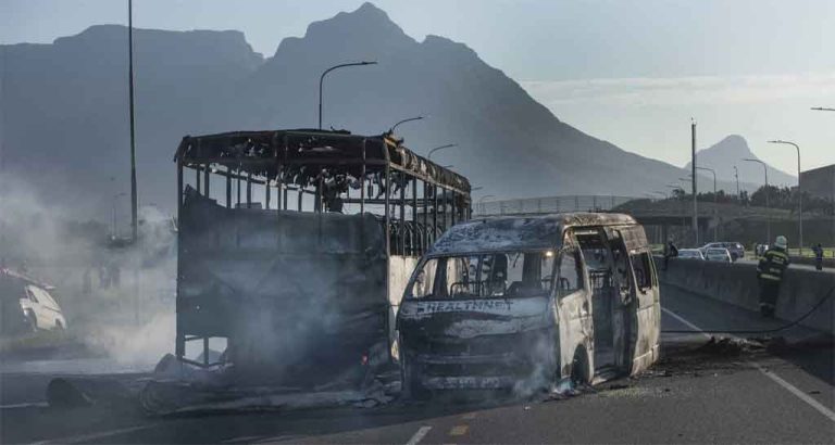 Violencia por huelga de taxis en Sudáfrica
