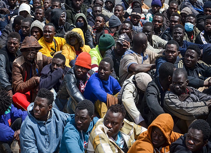 Abandonados en la frontera con Libia y Argelia algunos mueren de sed otros beben su propia orina para sobrevivir