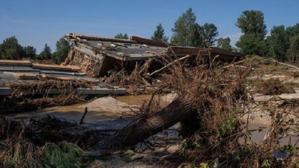 Desde el día de ayer se cerraron escuelas los comercios así como los principales yacimientos petroleros
