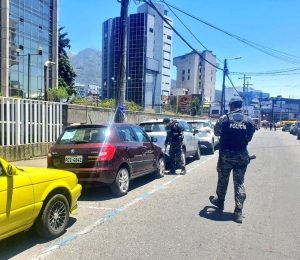 La Policía acordonó la zona y evacuó a los trabajadores. Dos horas después de presentada la emergencia, se descartó la presencia de algún artefacto explosivo en el lugar.