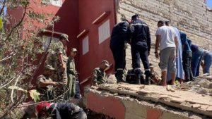 Los rescatistas llevan a cabo una operación de búsqueda tras un potente terremoto en Amizmiz Marruecos el 9 de septiembre de 2023