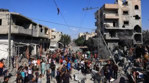 Habitantes de la Franja de Gaza debastados por los deños causados por los ataques