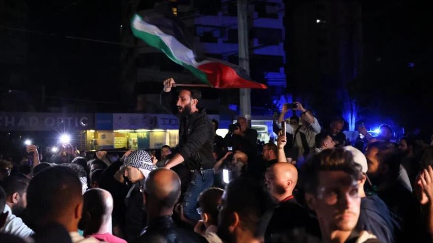 Manifestantes gritan consignas en solidaridad con el pueblo de Gaza frente a la embajada de EE.UU