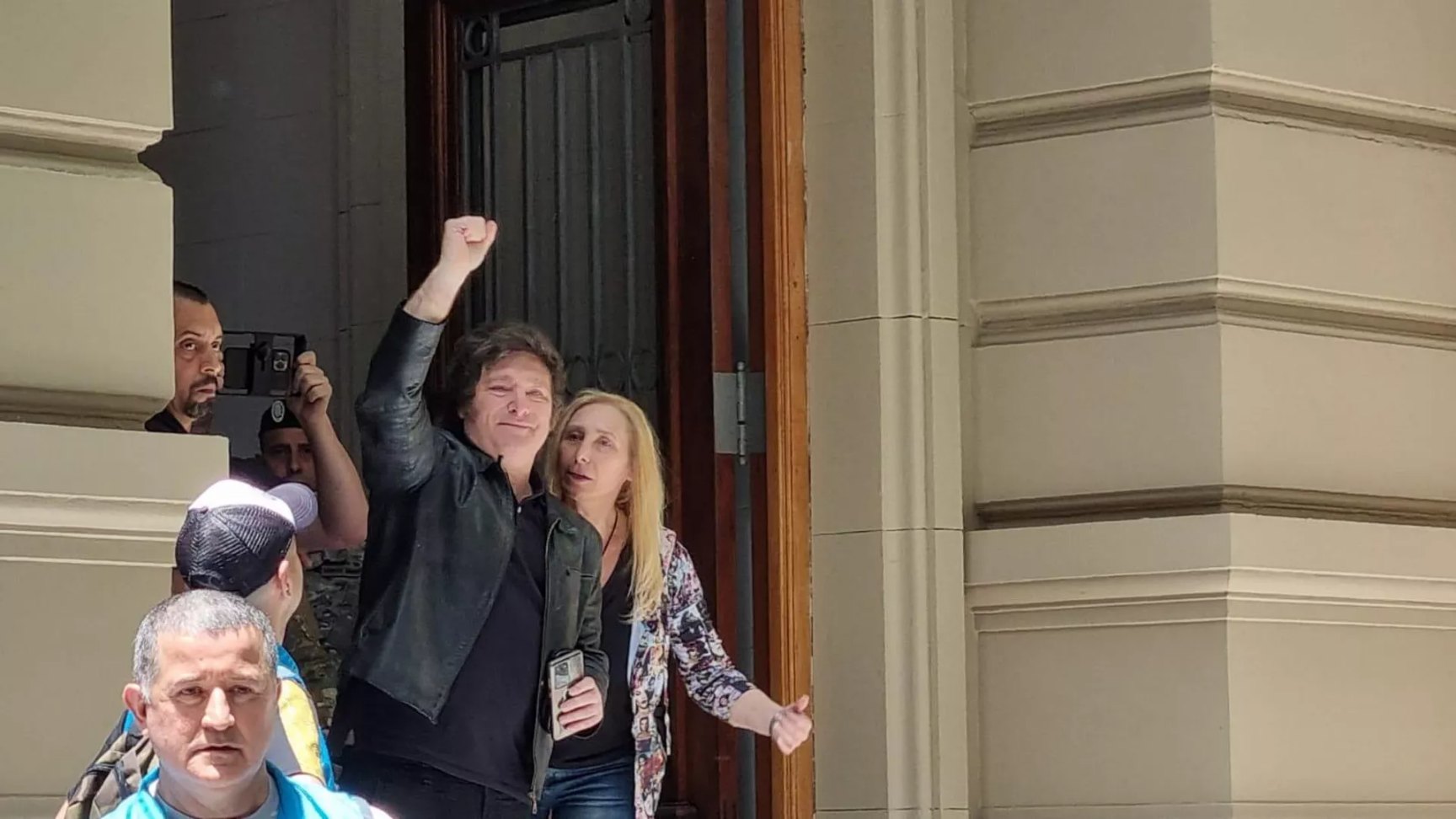 El candidato a presidente Javier Milei celebra junto a su hermana y jefa de campaña luego de votar en el balotaje de noviembre de 2023 - Sputnik Mundo, 1920, 19.11.2023 © Sputnik / Juan Lehmann