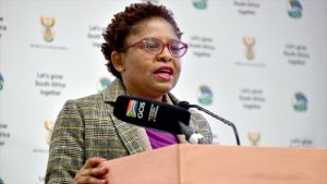 La ministra de la Presidencia de Sudáfrica Khumbudzo Ntshavheni.