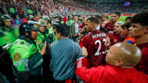 Los integrantes de la vinotinto intentaron acercarse al graderío de los hinchas venezolanos pero los agentes se lo impidieron y se produjo un altercado.