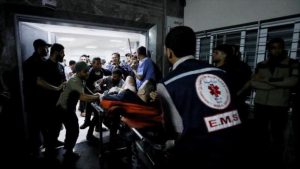 Una persona herida recibe asistencia en el hospital hospital Al Ahli Arab