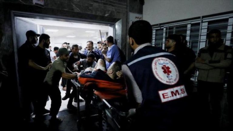 Una persona herida recibe asistencia en el hospital hospital Al Ahli Arab