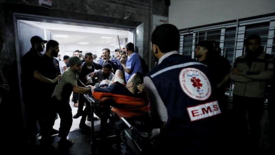 Una persona herida recibe asistencia en el hospital hospital Al Ahli Arab