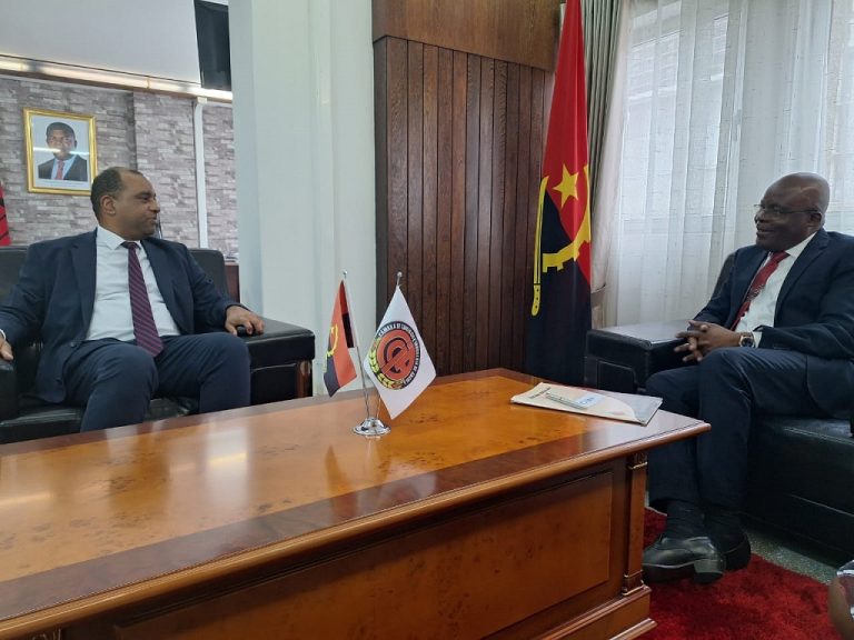 Diálogo entre la camara de comercio de Angola con el embajador de Cuba en Angola