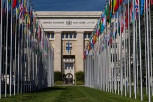 El callejón de la bandera en la sede europea de las Naciones Unidas durante el Consejo de Derechos Humanos en Ginebra